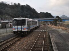 　石見川本駅停車です。
　浜原発江津行きと交換です。
　江津行きが先に出発します。