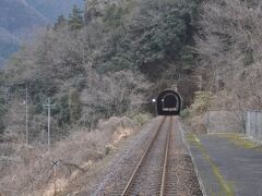 　石見松原駅停車です。