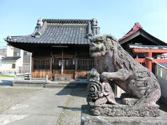 幸手宿に入って神明神社。江戸時代には高札場があったところ。
狛犬がカッコイイ。足元にあるのは玉じゃなくて花みたい。葉っぱもある。ちょっと珍しい気がする。