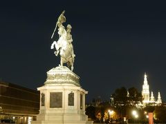 王宮を抜けるとヘルデンプラッツ（新王宮前広場）に出ます。

ここにはカール大公の騎馬像がありました。

写真のライトアップされた建物はウィーン市庁舎。