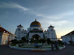 19:00、Melaka Straits Mosque（水上モスク）に連れてきてもらった。
間もなく日没、いいタイミング。 