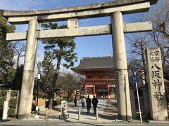 電車を降りで、まずは八坂神社に参拝して境内を通過します。