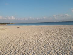 日の入りまでの間、宮古島西側と来間島を目指します。
東洋一美しいビーチと言われる「前浜ビーチ」です。
訪れたのが夕刻だったので、白い砂浜が一面足跡だらけで、残念ながら砂浜への感動はありませんでした。
