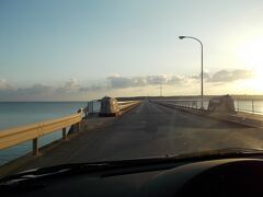 前浜ビーチより数百メートルのところから、来間島に向かう来間大橋です。