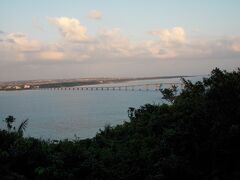 来間島にある竜宮城展望台。
展望台から見る来間大橋や前浜ビーチの眺めは格別です。
