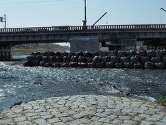 賀茂川（右側）と高野川（左側）が合流する
三角地帯の先端、鴨川デルタ。

工事中で残念な景観でした～(-_-)