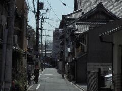 右側、ひときわ大きな瓦屋根の建物が
宮川町歌舞練場です。

赤ちょうちんに記されていた
「京おどり」の公演が行われるのがこちら。

祇園からそれほど離れていないのに
喧騒とは別世界の静けさが印象的でした。