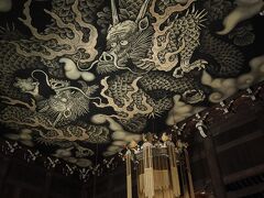 法堂の天井画「双龍図」

建仁寺創設800年を記念して
2002（平成14）年に
日本画家小泉淳作画伯によって描かれました。

108畳分にも及ぶ水墨画です。