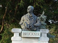 ブルックナーさん♪

ところで5年前にウィーンを訪れた友人もブルックナーの頭は汚れていたと言う。いつも汚れているのかなぁ。鳥フンの集中地帯なのか？？
