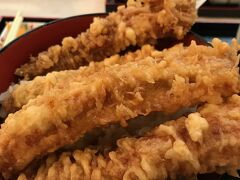 出町柳駅から京阪で祇園四条に到着。
ホテルに荷物を預けてさっそくランチです(^^)

穴子天丼が有名な天ぷら屋さんの「天周」。
長い列ができていましたが
1人分の席が空き、大ワープで早々と着席～

黒七味をワサワサぶっかけていただきま～す♪
ふわっふわの穴子がウマ～イo(^▽^)o！