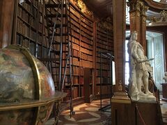 フラッシュ焚かなければ写真撮影OK。

壁の本棚は映画やお芝居のセットの様にも見えます。

広すぎない空間と所蔵品のバランスが丁度よく、ずっと居たい、落ち着く場所です。

幾つかある、それぞれに描かれたものが異なる地球儀が好き。