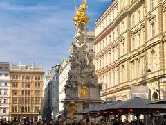 賑わうグラーベン中程のペスト記念塔。

向こうから30人位のツアー客が歩いて来ます。やや間があって、次の団体が歩いて来ます。また間があって、その次の団体が歩いて来ます…。観光客の大集団にすっかり怯んでしまいました。

団体ツアーといえばアジア系、と思っていましたが、この方達はどちらのお国でしょう。ヨーロッパっぽいですが。