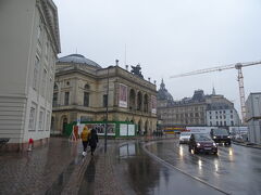 ゆっくりコーヒーもいただいた後、雨の中、コンゲンスニュートーからストロイエを目指して歩きます。

広場は工事中。