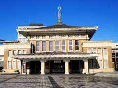 少し早い朝８時に奈良駅までやってきました。奈良駅はもと地上駅で、写真の駅舎が使われていましたが、取り壊されることになりました。しかし、歴史的価値が高いことから保存され、観光案内所として利用されています。
