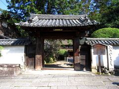 六地蔵では観光スポットをいくつか考えていましたが、法界寺へ行くことに決めました。駅の北口から日野誕生院行きの京阪バスに乗って12分、日野薬師で下車すると、すぐのところに法界寺があります。