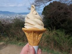 で、最初に山頂だと思ったお茶屋さんに
戻ってきました。
疲れた体に糖分の補給、きな粉ソフト ♪