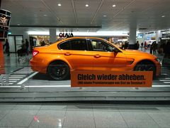 ドイツ時間の17時頃に到着．ミュンヘン，フランツ・ヨーゼフ・シュトラウス国際空港ではBMWの展示がお出迎え．