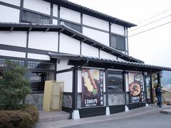 湖南市のみくりやうどん店
守山駅前のトヨタレンタカ－で2泊3日の予定で「ビッツ」を借り受ける。
早速、車で昼食を予定していた「みくりやうどん店」へ向かう。
当店名物の「海老天とエビフライのカレ－うどん」を注文。
表紙に掲示したのがお店名物のカレ－うどん。
