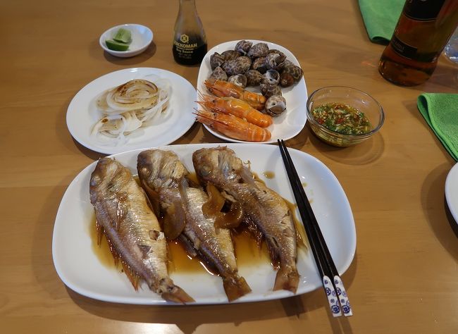 16日　夕食  イトヨリの煮付け　(タイでは美味しい魚は少ないがこのイトヨリは今後食べることが多くなるでしょう）<br /><br />イトヨリダイは、硬骨魚綱スズキ目イトヨリダイ科に属する海水魚。<br />天然真鯛の赤色をもっと薄くしたような淡い桃色に黄色と白の帯びが縦に走り、鑑賞魚でもしたいような優美で気品のある魚である。<br /> 鯛に劣らぬあっさりとした白身の高級魚で、関西では真鯛のかわりに祝いの膳に使われるほど、よく知られた魚だそうです。<br />