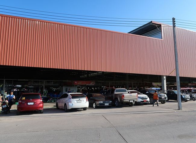 ライワナーシン市場<br />この市場も巨大です、新しく数年前に作られた市場です、パタヤから東のジョムテエンに行く途中の市場ラッタナーコーン市場と張り合う規模です。