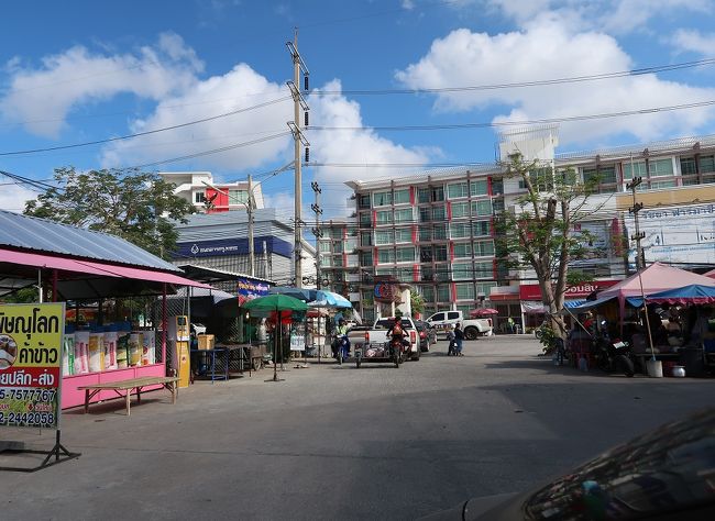 13年以上前はここを通ってパタヤカントリーに毎日のようにオートバイで行ったもんです。<br />5年程通っていなかったがパタヤが膨張してるのが分かります、車の渋滞がそれを示している。<br />踏切が1ケ所有り交差点になっているので信号機を付けましたが信号に従うと渋滞がひどくなって直ぐに点滅だけになりました、またポリスが交差点を整理すると渋滞が大になります、5年ぶりに来たが今日も点滅でした、そして渋滞。