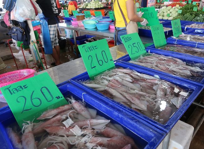 260Bの小ぶりのイカを1Kg　お買い上げ～<br />この市場では刺身で食べれるイカは置いていないようです。