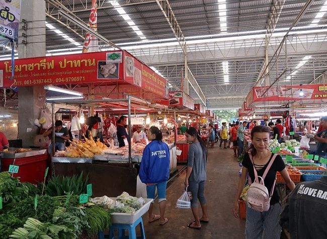 全体を見ての感想ですが近頃チョクチョク行くティパジット通りとの比較ですが<br />今日来たこの市場は一般の人がその日の食材を求めて買う市場のようです。<br />一方ティパジットの市場（ラッタナコーン）は野菜や肉の卸市場のようで大量買いの市場で値段も10％ほど安いかな。<br />貧乏が染みついている一休は大量買いなのでラッタナコーンを支持します。