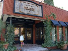  ★REGNIE Grande maison
http://www.regnie.jp/

フランスのカフェのような素敵な外観です。
早速入ってみると、こちらは売店になっていました。

店内は残念ながら写真撮影禁止。