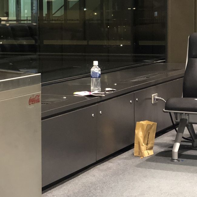 GATE71の待合所に着いてすぐ目に入ったのがこれ、こういうのガッカリします。<br />ゴミ箱の真横にこれは有り得ないです～！