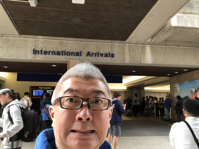 入国審査は機械、そして審査官によるスタンプと二段階で40分位掛かりましたがレンタカーの予約時間にはドンピシャな時間でした。<br />今回も井上公造さんは居ませんでした（笑）