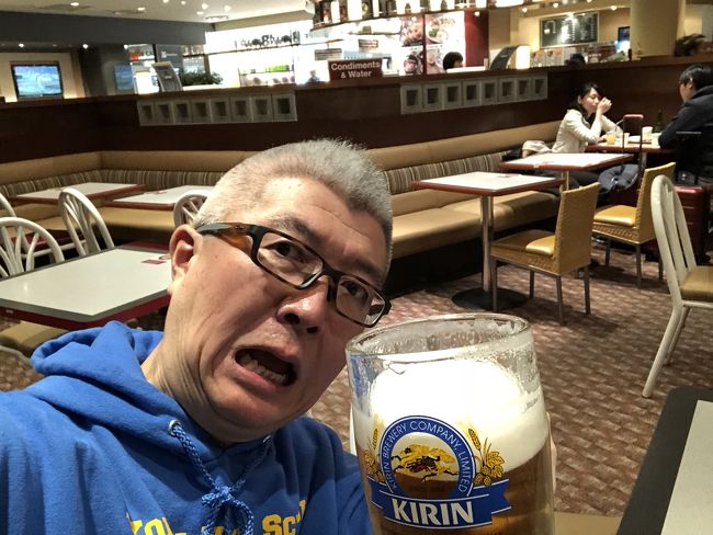 でもね、機内で寝られるようにと睡眠ジュースを注入。