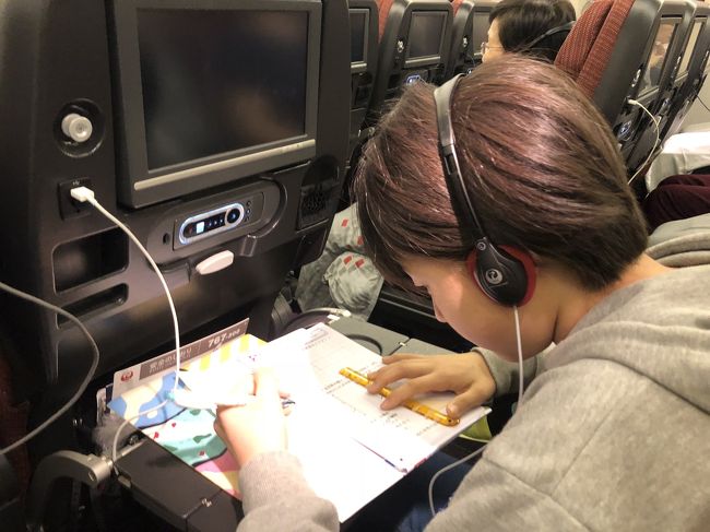 卒業間近なのに宿題？<br />あっ、一週間休むんだ～ でも、往路で宿題をするとはビックリと感心。