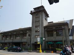虎尾の定番、日本統治時代からある建物が3つあるゾーンにやってきました。
まずは虎尾合同庁舎。内部はリノベされて、1階は誠品書店の雑貨屋とスターバックス、2階はそれなりに大きな本屋が入っています。