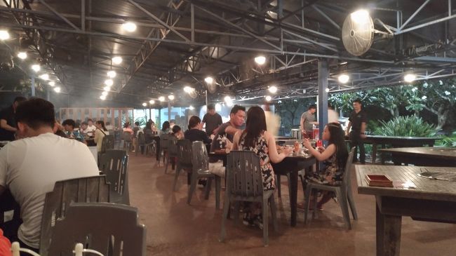 初日の夕食は、ビーチサイドバーベキュー。<br />食材や飲み物はセルフサービス。<br />お味というと…「一周回って」食べやすいw<br />というのも、ここのお肉は、焼き肉サイズなので、初めてグアムでバーベキューな人には物足りないと思うのですが、実はこれまで行ったバーベキューは、お肉が堅くて、切りにくい！<br />とにかく食べにくかった。<br />しかしここは、焼き肉サイズ。食べやすい。ストレスがない。<br />というわけで、大満足でした。<br />ダンスショーもプールを使った演出や、歌を中心にした内容も、良かったです。