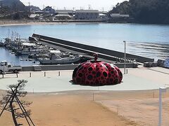 ２０分ほどで直島到着！近いんだなー。
宮浦港では、さっそく赤かぼちゃがお出迎え。