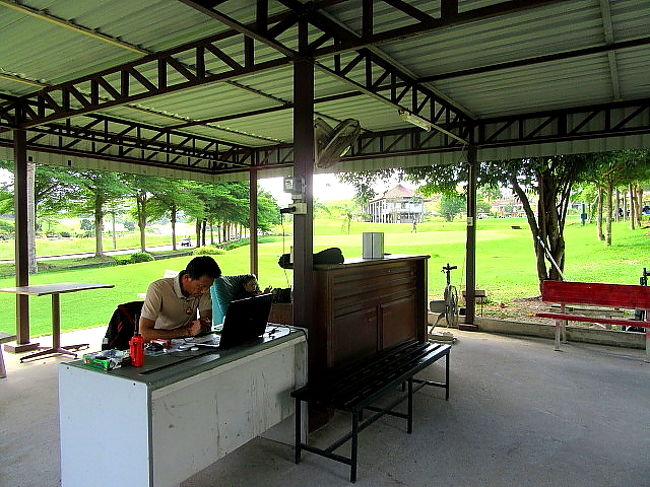 【Rayong Green Valley Country Club】<br />GF1150+CA400+TR300+TIP<br />キャディさんから受付伝票貰う場所/マスター室はNo.1ホール近く