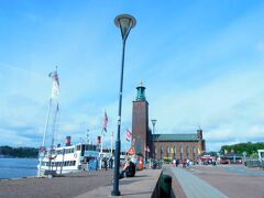 ここから船も出るみたいですね。
目の前に見える建物がストックホルム市庁舎。