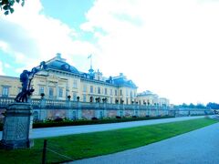 次の日はバスでドロットニングホルム宮殿にやって来ました