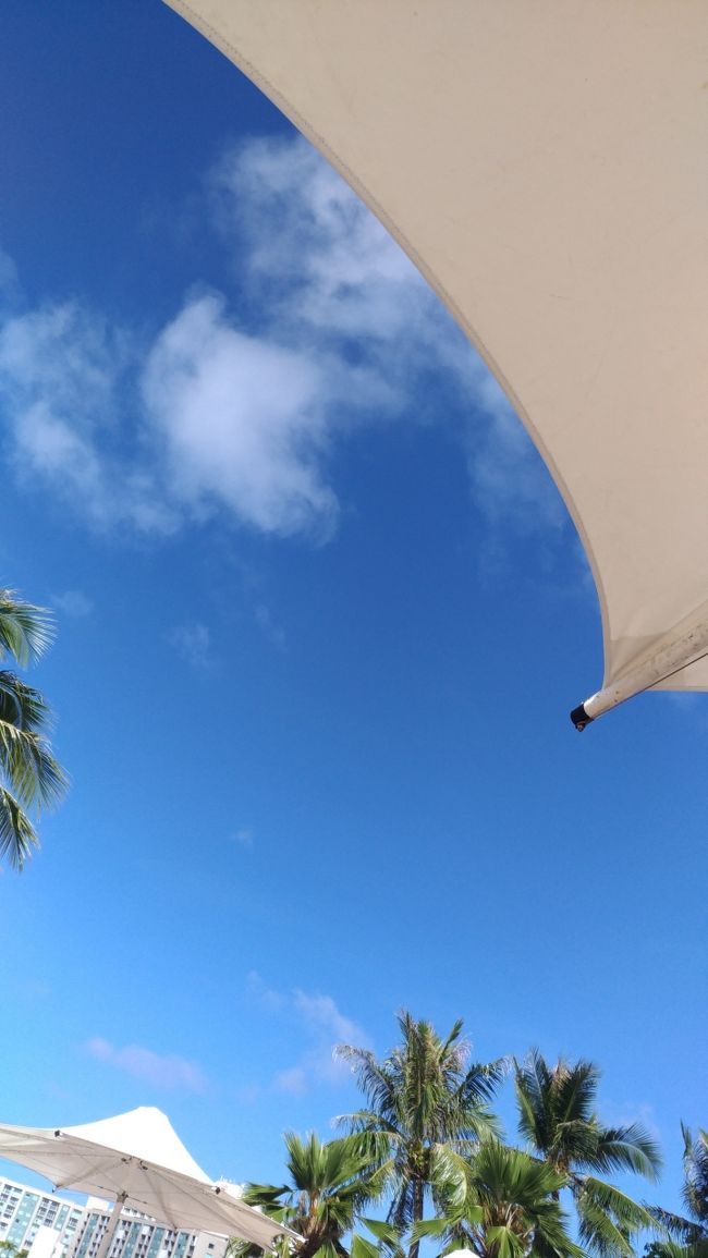 毎度の事ですが、私は荷物番で、子供を夫にまかせ、のんびり読書。至福…なのですが、今回はスコールと強風でのんびりした記憶がありません！！低気圧が来ていたようです