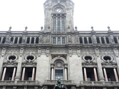 まずはポルト市庁舎へ。　前にはポルト出身の文豪「アルメイダ・ガレット」の銅像があります。