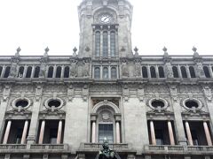 まずはポルト市庁舎へ。　前にはポルト出身の文豪「アルメイダ・ガレット」の銅像があります。