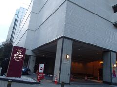 橋を渡るとすぐに「ANAクラウンプラザホテル大阪」があります。
