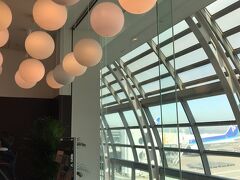 保安検査場も混んでいたので早めに中に入ります。

すっかりカードラウンジを覚えてしまったので今回もゲートに近いラウンジで一休みすることに。

やはり週末のこの時間は会社員だけでなく家族連れも多くてかなり混雑していました。