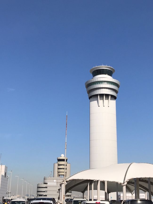 土曜日の当日、10：30集合なのですが空港内のパーキングに停めるために早めに家を出ます。<br /><br />空港パーキングのHPが2月いっぱいメンテナンス中、3月入ってすぐ予約するも満車でした。<br />電話をかけると早めに来れば何とか待たずに入れるかも・・ということで9時過ぎには到着しました。<br /><br />最悪ダメなら当日OKの近隣パーキング・・と思っていたのですがギリギリ屋上なら空車になっていて一安心。<br /><br />成田と違ってそれほど値段は高くないので車で行く方は早めに予約した方が安心ですよ。<br />空はくっきり晴れ渡っていいお天気です♪