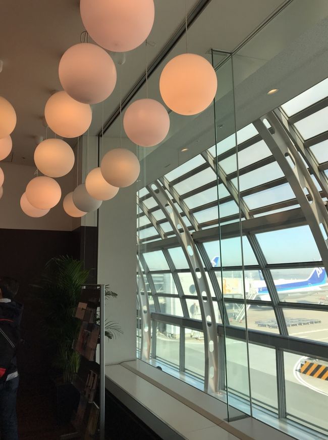 保安検査場も混んでいたので早めに中に入ります。<br /><br />すっかりカードラウンジを覚えてしまったので今回もゲートに近いラウンジで一休みすることに。<br /><br />やはり週末のこの時間は会社員だけでなく家族連れも多くてかなり混雑していました。