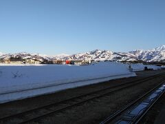 最初に撮った写真は小出駅から見た雪化粧をした山の写真です。