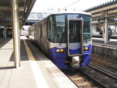 日本海ひすいラインは１両のディーゼルカーですが結構混んでいました。

これも転換クロスシートでしたが、ほぼ満席の区間もありました。

新幹線の開通によって第三セクター化された路線はJRと駅を共用しているのでキセル乗車をしようと思えば出来てしまうと思います。

泊駅で折り返す時に僕は直江津までの切符を買いましたが、同じく折り返した人の中には切符を買ってない人もいるようでした。