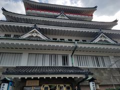 熱海城に到着。かなり息が上がっていますが、お城って階段だったような…。（熱海城は観光のために建てられた城で、歴史的なものではないそうです）