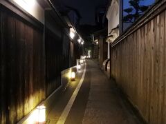 石塀小路に入ります。