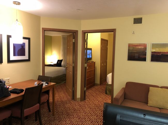 SUITE角部屋にアサイン。まぁ、広いってだけですが...